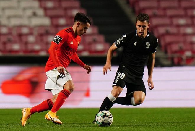 意大利联赛领头羊表现低迷，险遭逆转