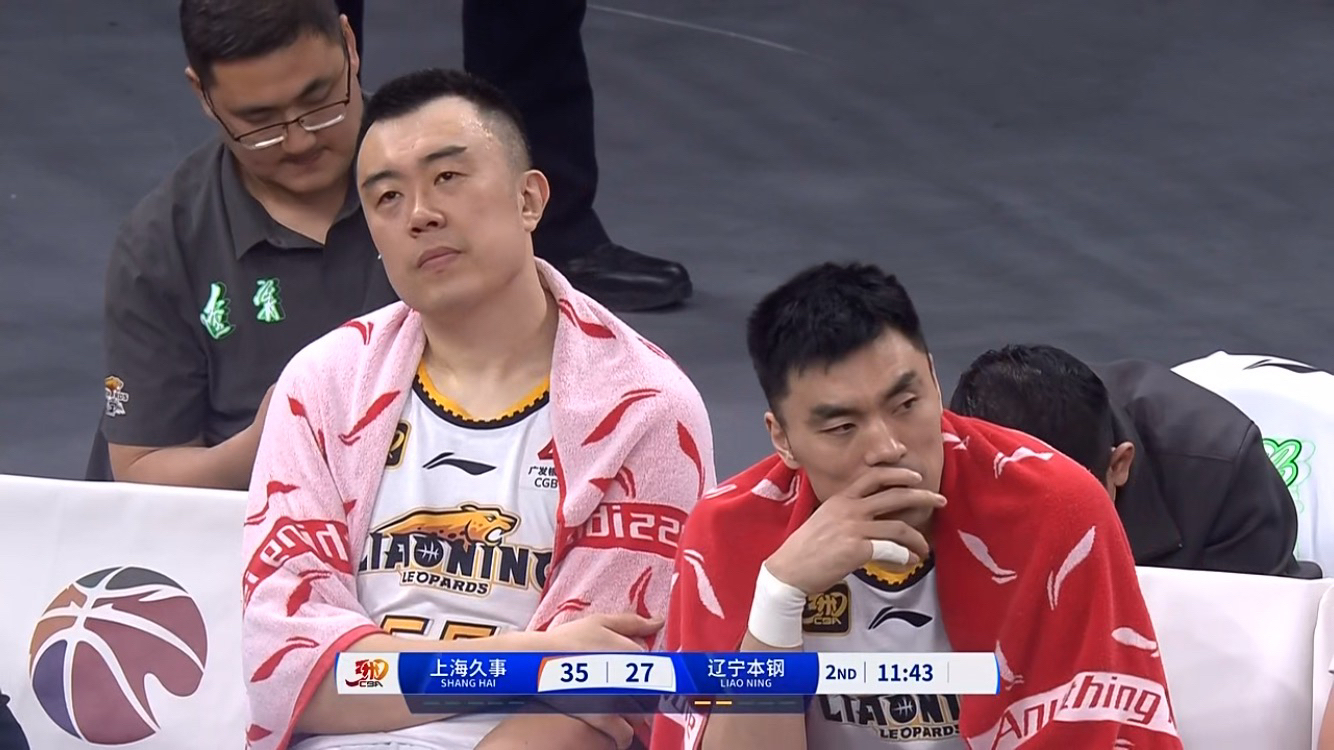 乐鱼体育app下载地址-篮球赛场热血搏杀，焦点对决势均力敌