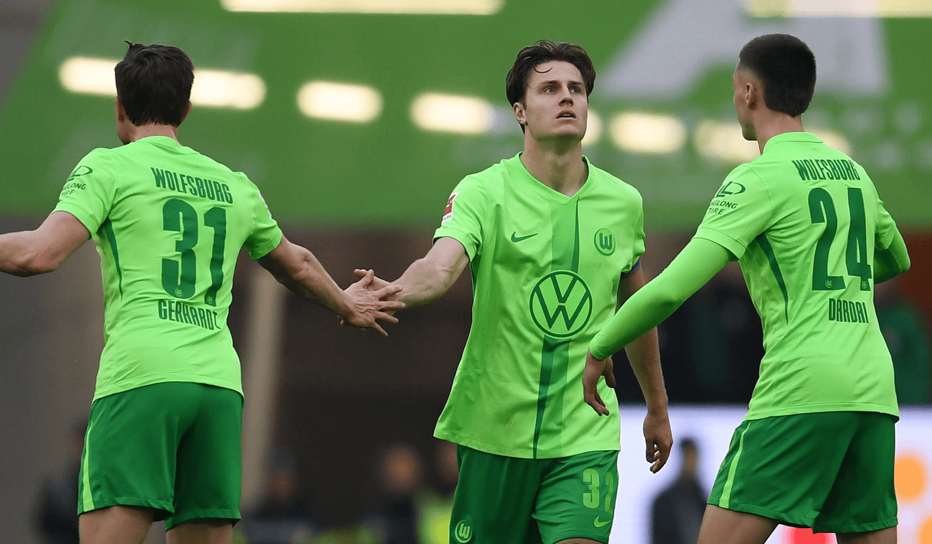 包含沃尔夫斯堡锋线高效，轻松击败对手的词条