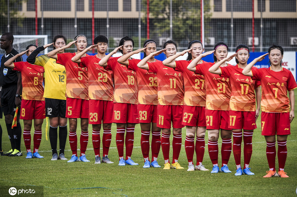 杨丽率领中国足球队实力抢眼比赛