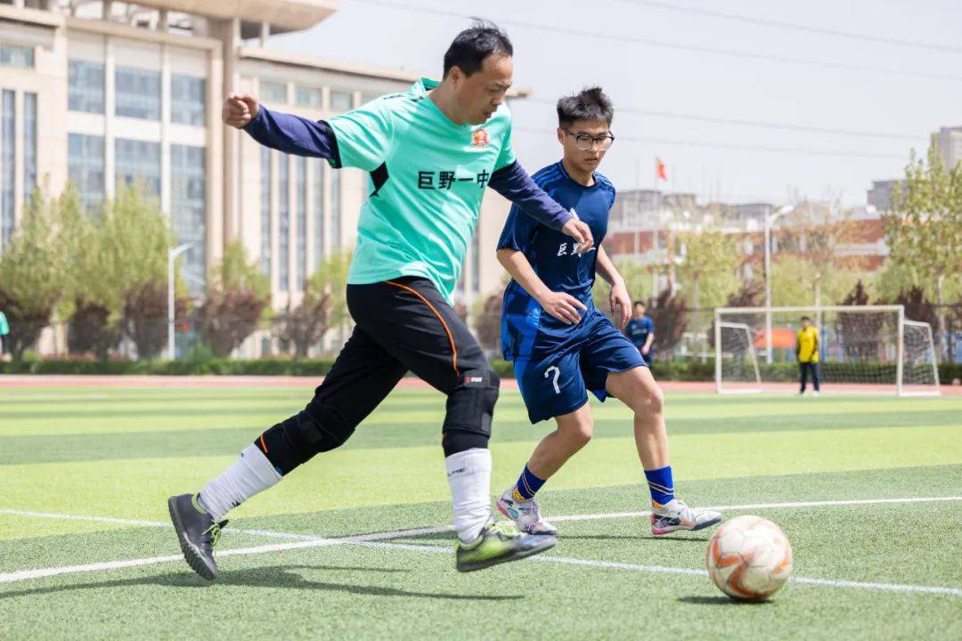 比赛中发生了激烈的对抗，球员们表现出坚韧不拔的精神