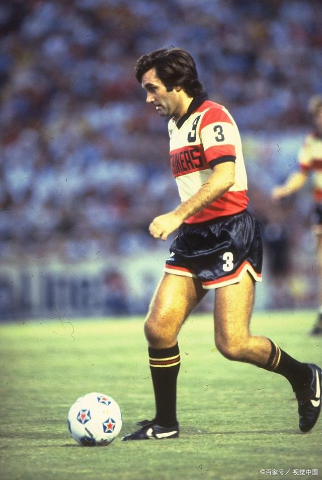 精彩足球瞬息万变,球员表现出色让人叹为观止 精彩足球瞬息万变,球员表现出色让人叹为观止