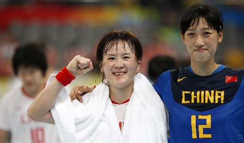 坚定信念：女子足球队员坚定信心向胜利进发