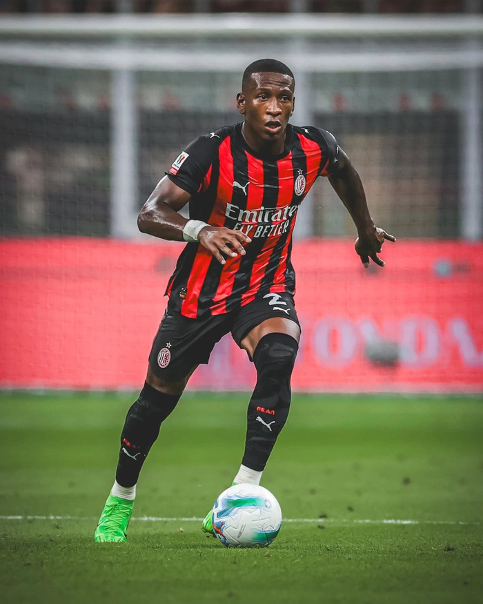 米兰足球俱乐部签下新晋天才球员，引发球迷狂热猜想的简单介绍