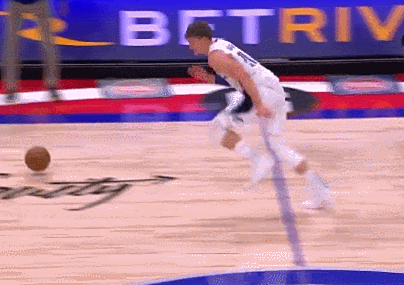 关于活塞前锋板凳发威，独得30分率队反超对手！的信息