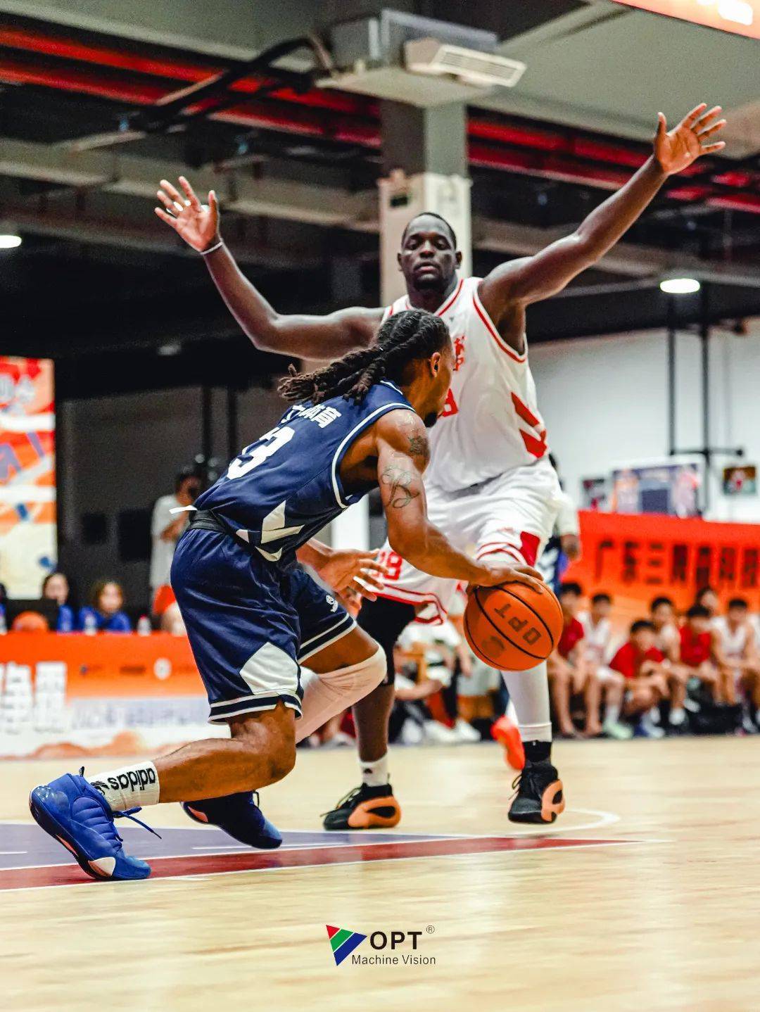 乐鱼体育注册-篮球联赛开战,球场上热血激战不断