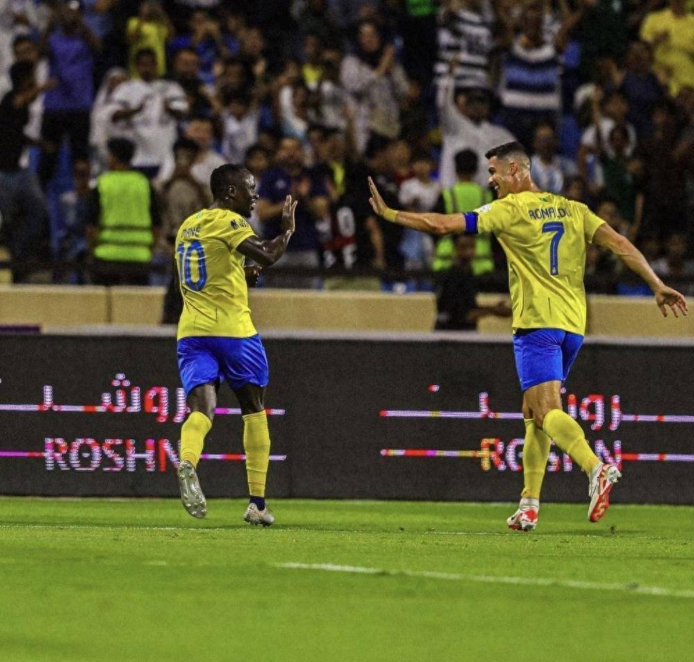 球队意外地击败了强敌，引起轰动